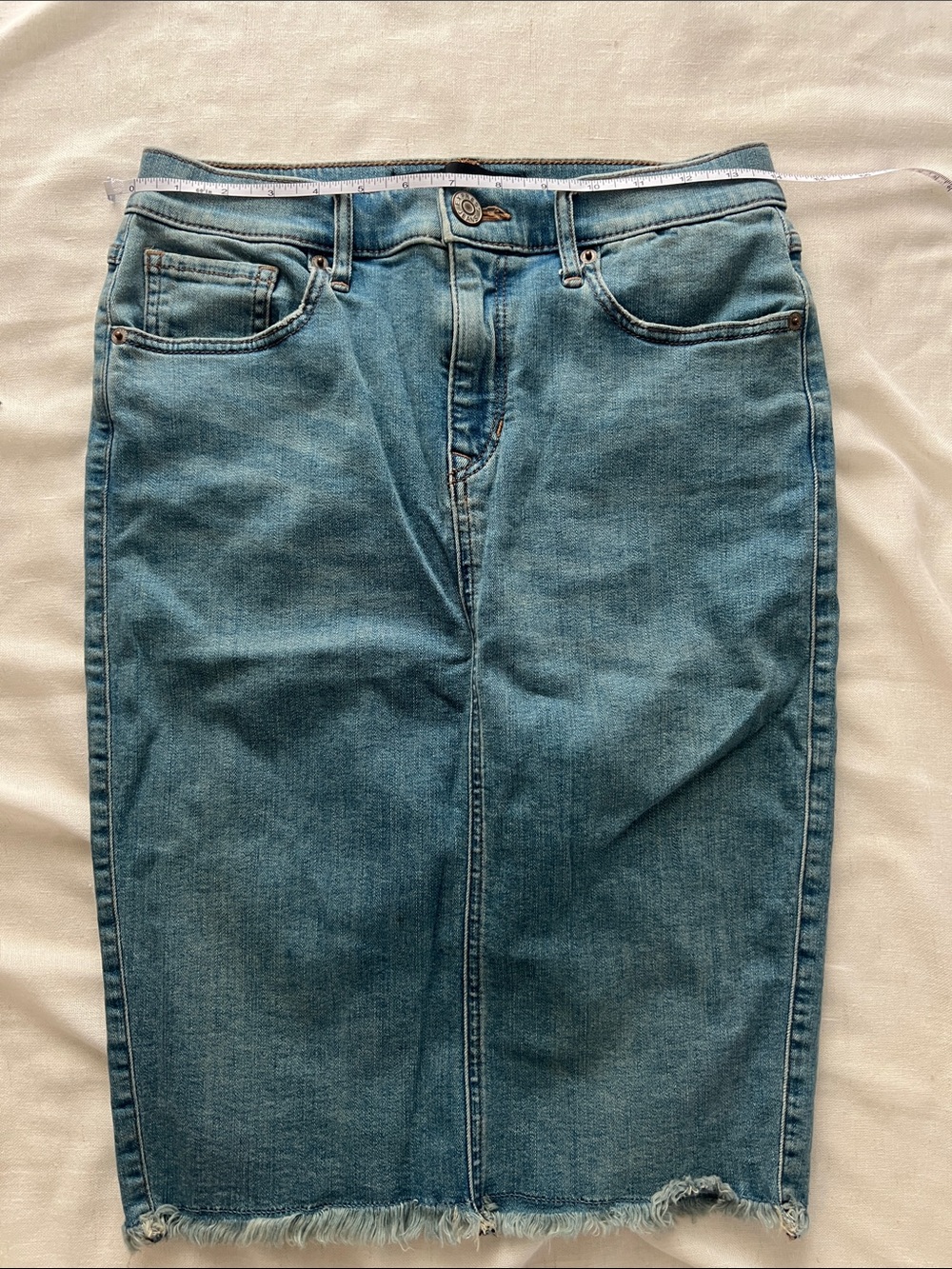 Jean pencil skirt in medium wash